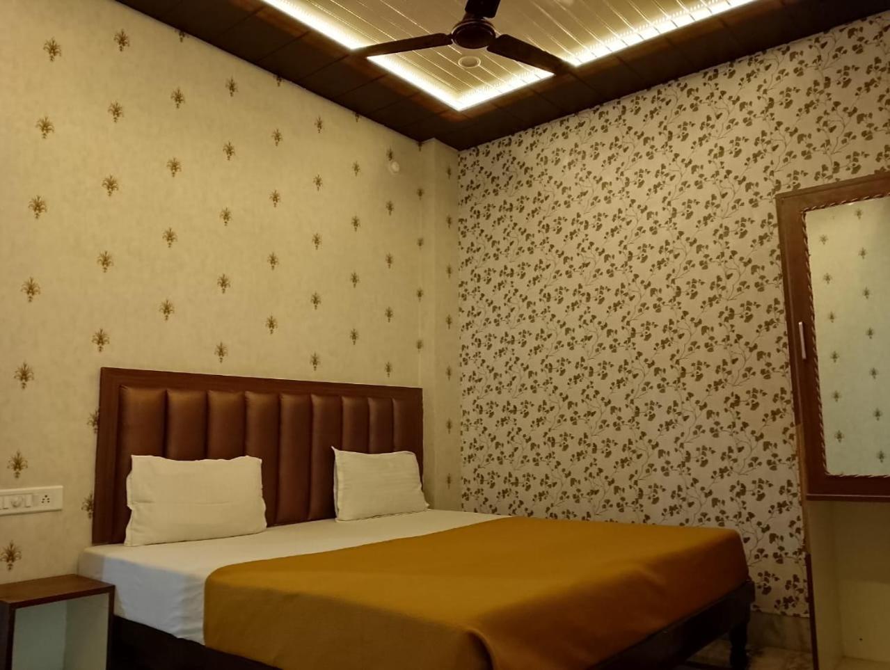 Varuna Palace Varanasi , Near Mandir & Ghat'S Exterior photo